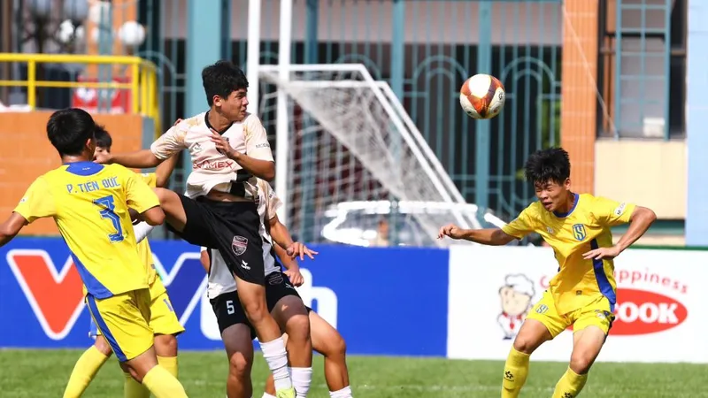 Cuộc rượt đuổi bàn thắng giữa SLNA (áo vàng) và Becamex TPHCM khép lại với tỷ số 5-3 nghiêng về SLNA.