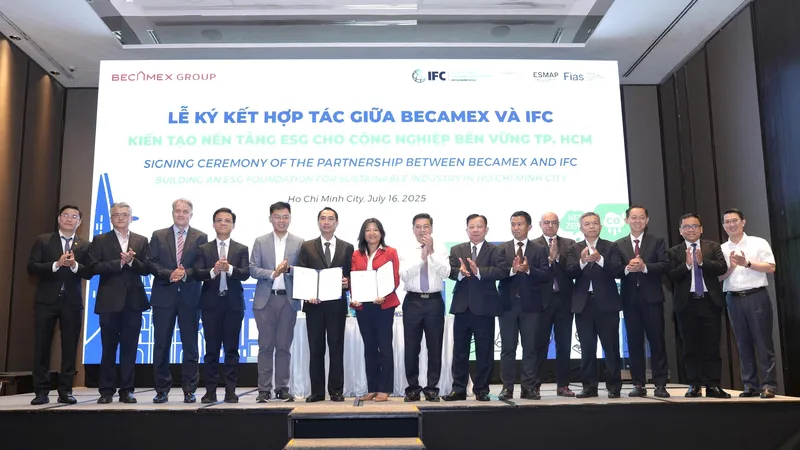 Tập đoàn Becamex (BCM) và Tổ chức Tài chính Quốc tế (IFC) đã chính thức ký kết thỏa thuận hợp tác giúp chuyển đổi các KCN-Đô thị của Becamex và VSIP sang mô hình bền vững, xanh và ESG.