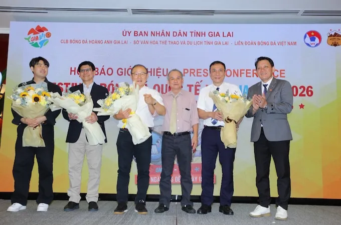 Các thành viên trong BTC giải chụp ảnh lưu niệm tại buổi lễ. Ảnh: DŨNG PHƯƠNG