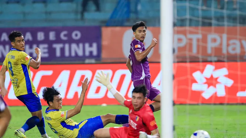 Việt Cường ghi hai bàn nhưng không cứu được thất bại chung cuộc của Becamex TPHCM. Ảnh: MINH HOÀNG