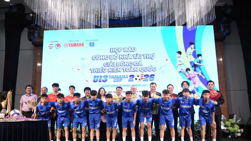 Đại diện các cầu thủ tham dự giải chụp hình lưu niệm cùng Ban tổ chức tại buổi họp báo giới thiệu mùa giải 2026.