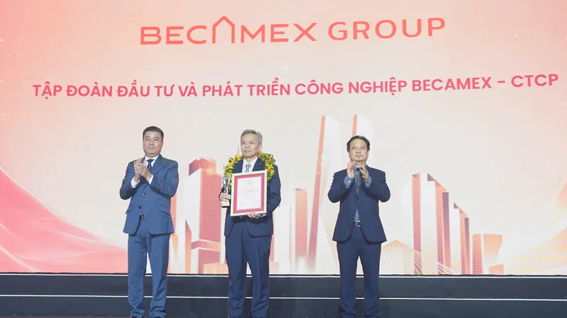 Ông Nguyễn Văn Thanh Huy, Phó Tổng Giám đốc Tập đoàn Becamex, nhận vinh danh Top 10 Công ty bất động sản công nghiệp uy tín năm 2026.