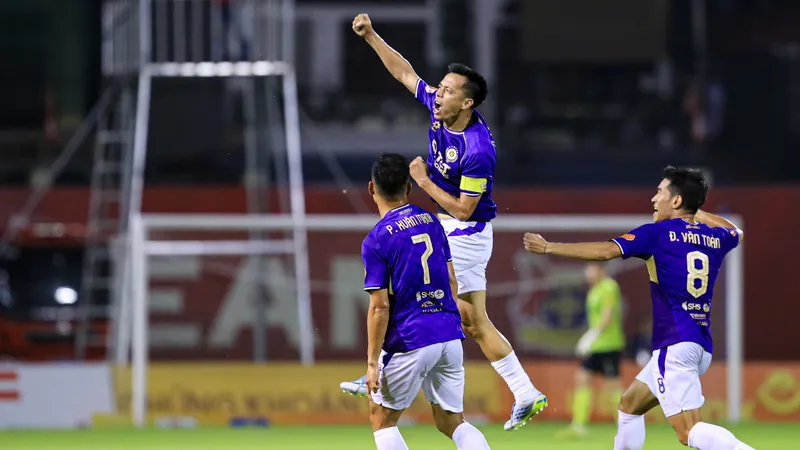 Văn Quyết tỏa sáng với bàn nâng tỷ số 3-1 cho Hà Nội FC. Ảnh: MINH HOÀNG