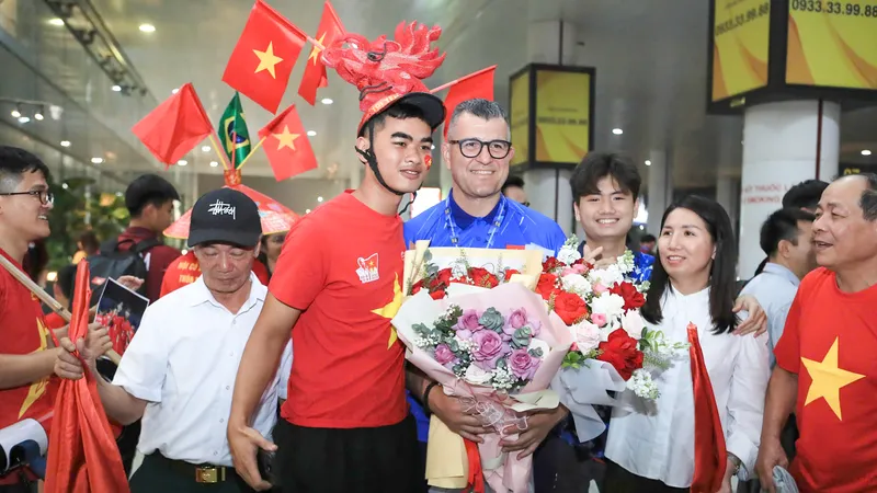 Đông đảo người hâm mộ ra sân bay Nội Bài chào đón thầy trò đội tuyển U17 Việt Nam khi về nước vào tối 26-4.