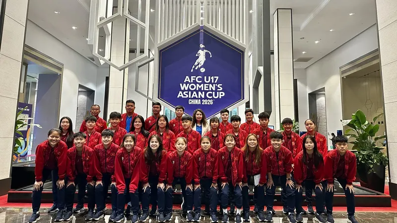 Thầy trò HLV Masahiko đến Tô Châu (Trung Quốc) vào chiều 28-4.
