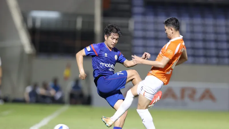 VPF (áo xanh) đang so kè cùng Đà Nẵng ở vị trí cuối bảng xếp hạng V-League 2026-2027.