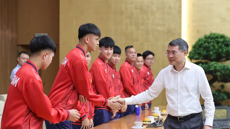 Thủ tướng Chính phủ Lê Minh Hưng gặp mặt, chúc mừng đội tuyển bóng đá nam U17 quốc gia Việt Nam – Ảnh: NHẬT BẮC