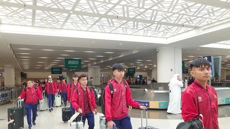 Đội tuyển U17 Việt Nam đến Saudi Arabia sau hơn 12 giờ di chuyển. Ảnh: ĐOÀN NHẬT