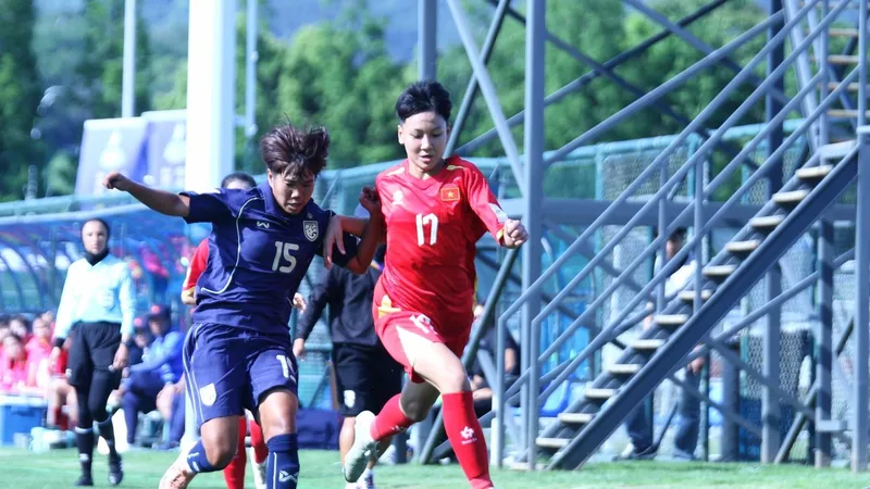 Hai đội U17 nữ Việt Nam và Thái Lan chia điểm ở ngày ra quân. Ảnh: ĐOÀN NHẬT