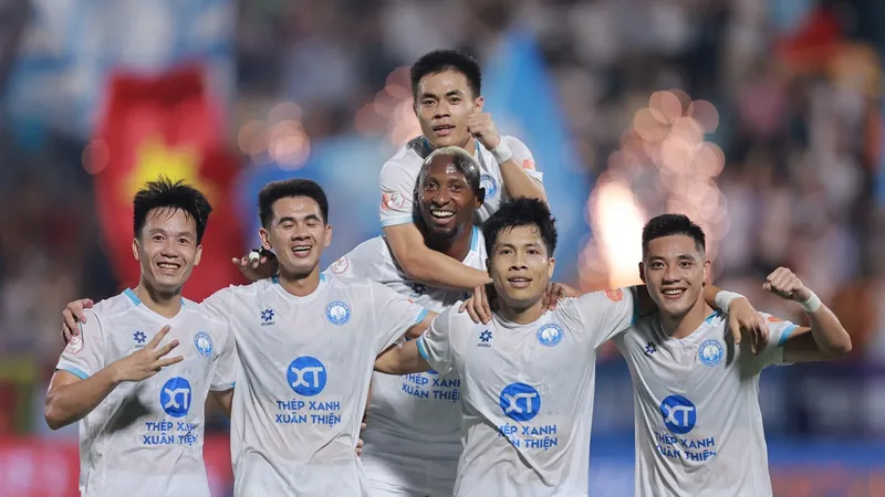 Nam Định vào top 5 sau trận thắng ở vòng 21. Ảnh: QUANG ĐƯƠNG