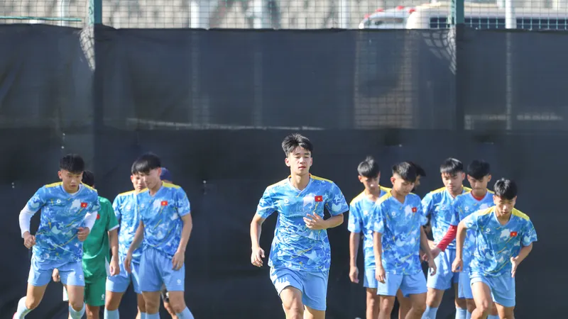 U17 Việt Nam trên sân tập ngày 2-5. Ảnh: ĐOÀN NHẬT