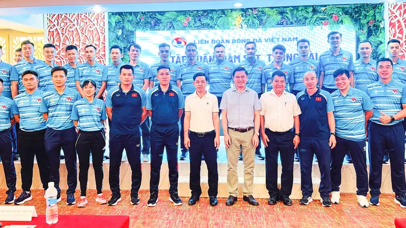 Lãnh đạo VFF và Ban trọng tài chụp ảnh lưu niệm cùng các trọng tài tham gia lớp tập huấn.