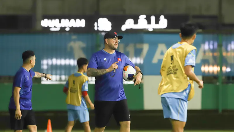 Thầy trò đội U17 Việt Nam trên sân tập vào tối 4-5. Ảnh: ĐOÀN NHẬT