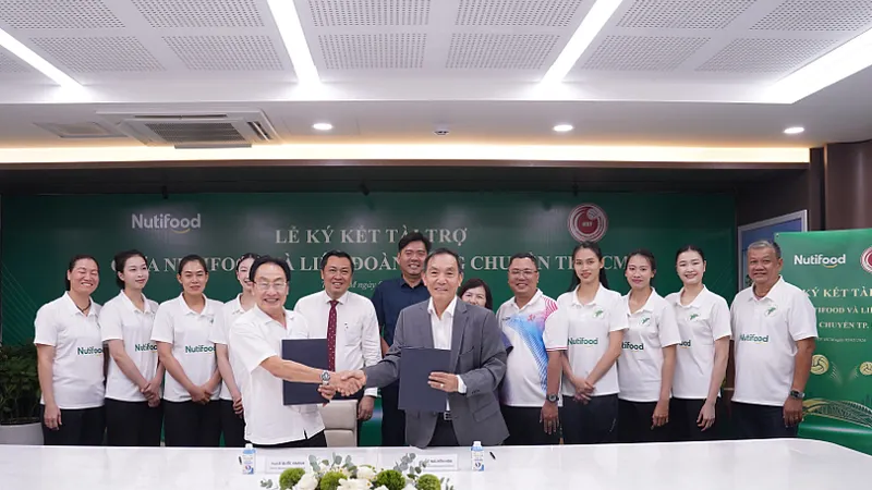 Lãnh đạo hai đơn vị tại lễ ký hợp đồng tài trợ ngày 5-5.