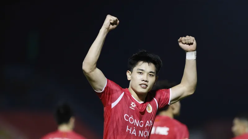 Đỉnh Bắc đang trở thành tay săn bàn hàng đầu của CLB CAHN trong giai đoạn cuối mùa bóng. Ảnh: VPF
