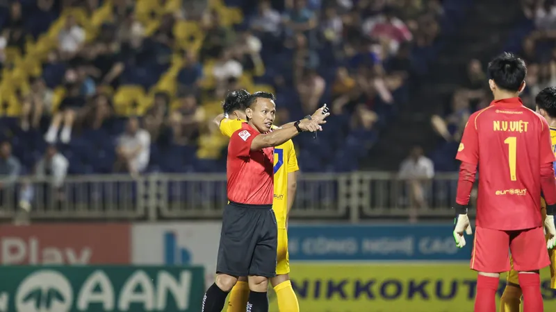 Trọng tài Razlan Joffri Bin Ali.