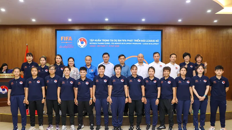 Lãnh đạo VFF, Ban trọng tài chụp hình lưu niệm cùng các trọng tài tham dự lớp tập huấn.