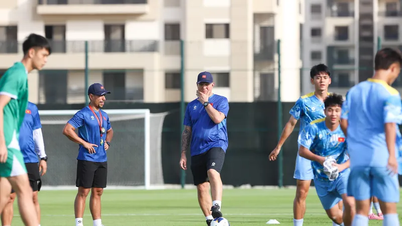 HLV Cristiano Roland khuyên các học trò tập trung cao độ cho trận gặp U17 Hàn Quốc