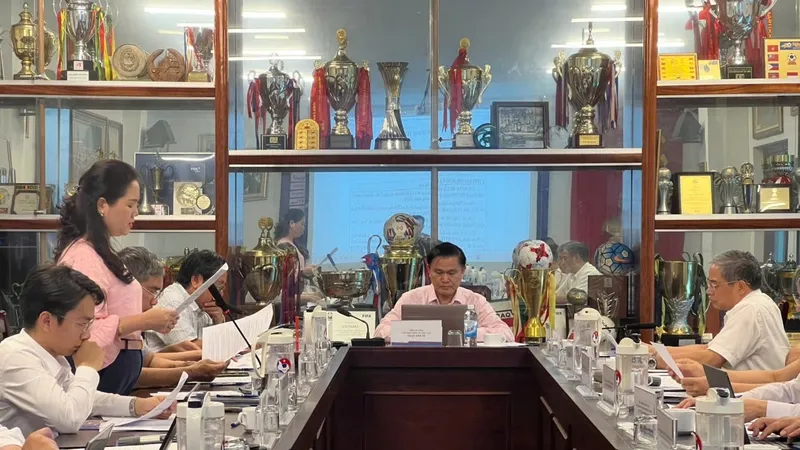 Ông Trần Anh Tú, Phó chủ tịch VFF chủ trì cuộc họp.
