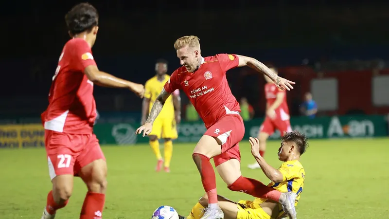 Cuộc so tài ở trận lượt đi trên sân Vinh mà Công an TPHCM đã giành chiến thắng 3-2. Ảnh: PVF