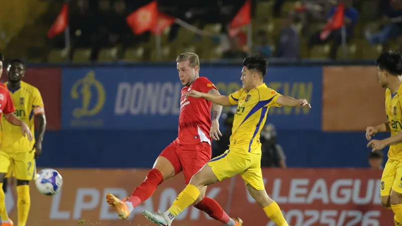 Williams, tác giả bàn gỡ 1-1 cho đội chủ nhà, khởi đầu cho chiến thắng ngược dòng 3-1. Ảnh: DŨNG PHƯƠNG