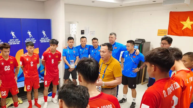 Chủ tịch VFF Trần Quốc Tuấn gặp gỡ động viên các cầu thủ sau trận đấu với U17 Hàn Quốc. Ảnh: ĐOÀN NHẬT