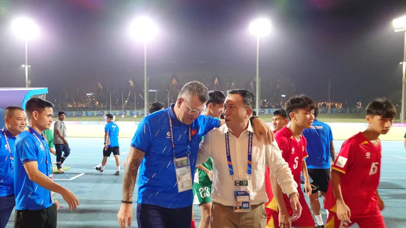 Chủ tịch VFF Trần Quốc Tuấn xuống sân chúc mừng thầy trò đội U17 Việt Nam sau trận thắng U17 UAE.