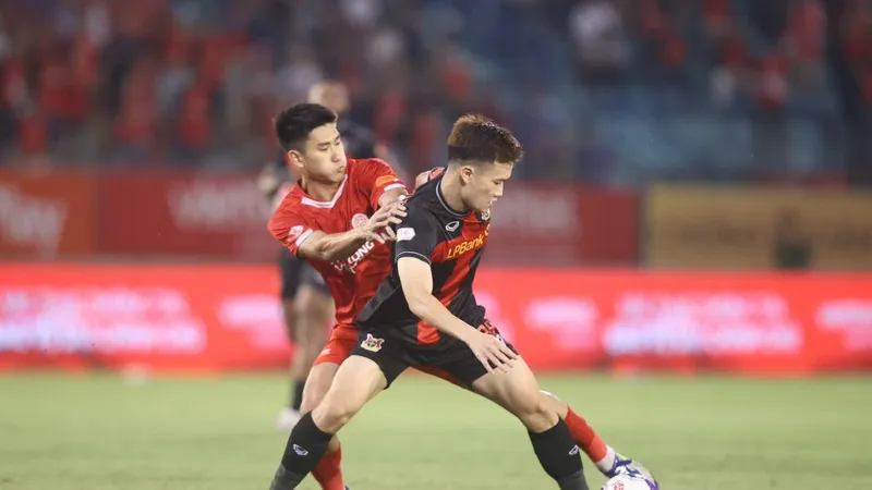 Thi đấu trên sân khách nhưng Hoàng Đức và các đồng đội được đánh giá cao hơn SLNA. Ảnh: VPF