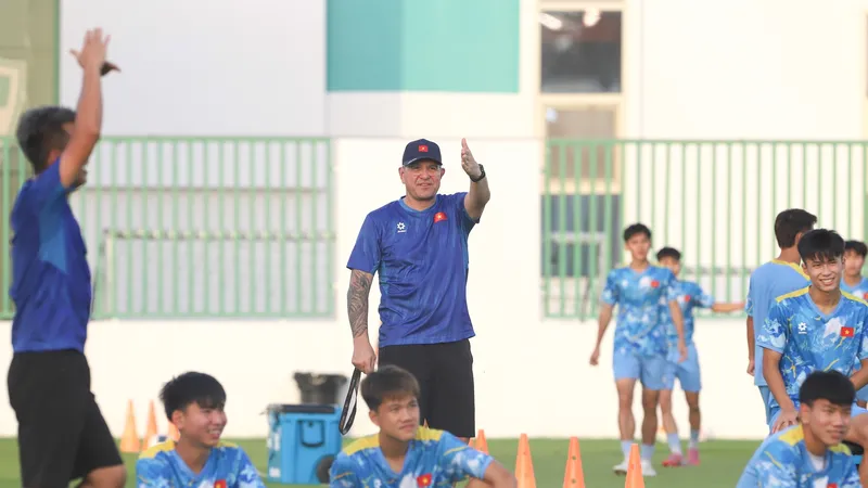 Thầy trò đội tuyển U17 Việt Nam trên sân tập ngày 14-5. Ảnh: ĐOÀN NHẬT