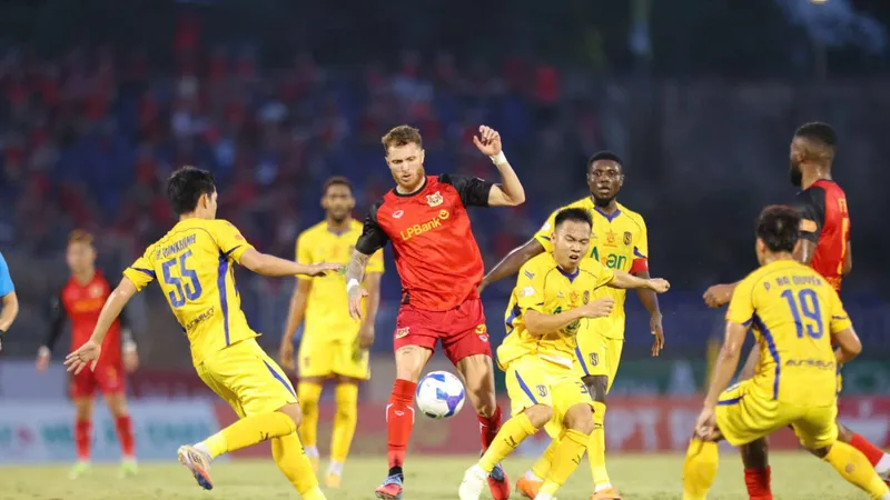 Ninh Bình giành chiến thắng ngược dòng trước SLNA để tiếp tục đua top 3. Ảnh: NBFC