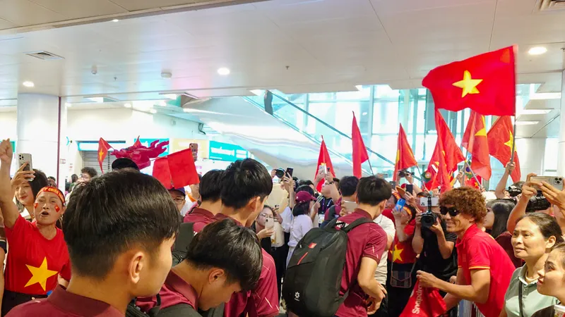 Đông đảo người hâm mộ ra sân bay Nội Bài đón thầy trò đội tuyển U17 Việt Nam.