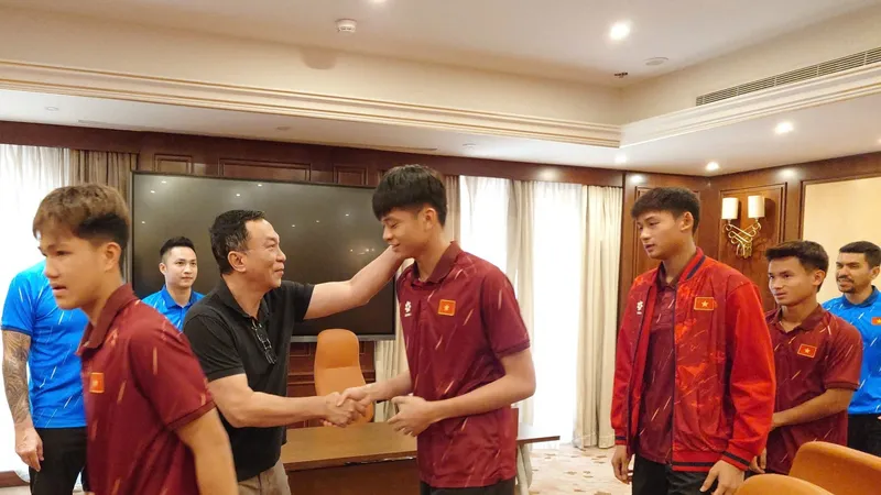 Ông Trần Quốc Tuấn chúc mừng toàn đội sau thành tích giành vé tham dự World Cup. Ảnh: ĐOÀN NHẬT
