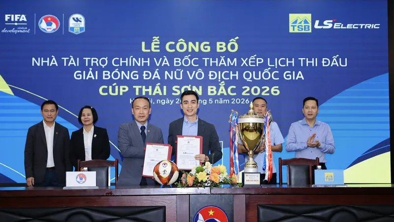 Tổng thư ký VFF Nguyễn Văn Phú và ông Trần Anh Minh – Tổng Giám đốc Công ty TNHH Thương mại Thiết bị điện Thái Sơn Bắc tại Lễ công bố nhà tài trợ.