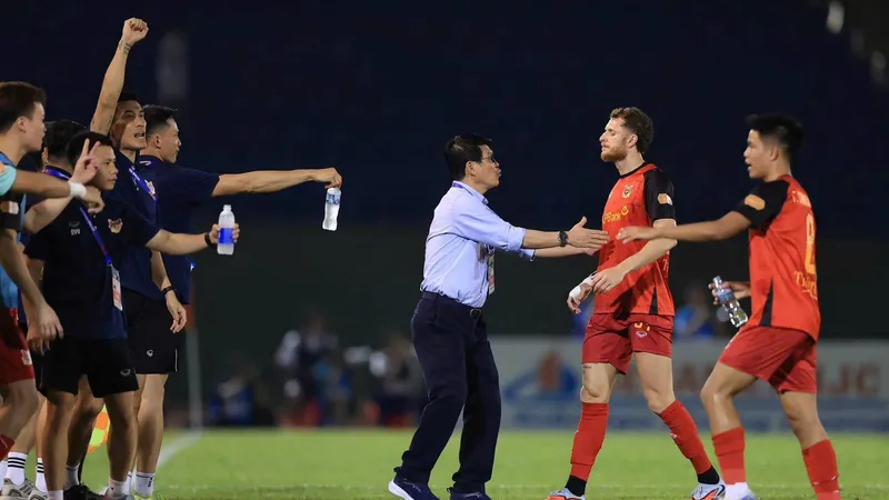 HLV Vũ Tiến Thành trong giai đoạn tham gia vào khu kỹ thuật CLB Ninh Bình. Ảnh: NBFC
