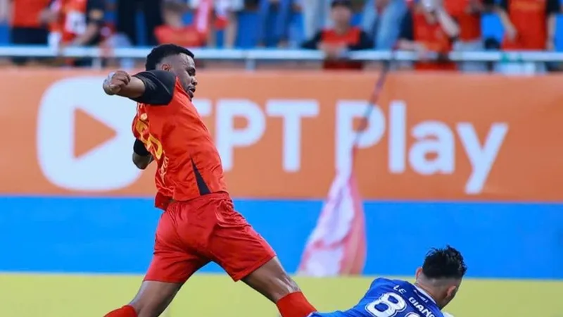 Thủ môn Lê Giang Patrick nỗ lực bắt bóng trong chân của Gustavo (Ninh Bình). Ảnh: NBFC