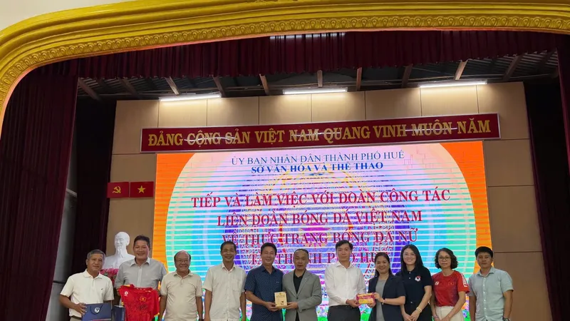 Lãnh đạo VFF trao quà lưu niệm đến lãnh đạo LĐBĐ thành phố Huế.