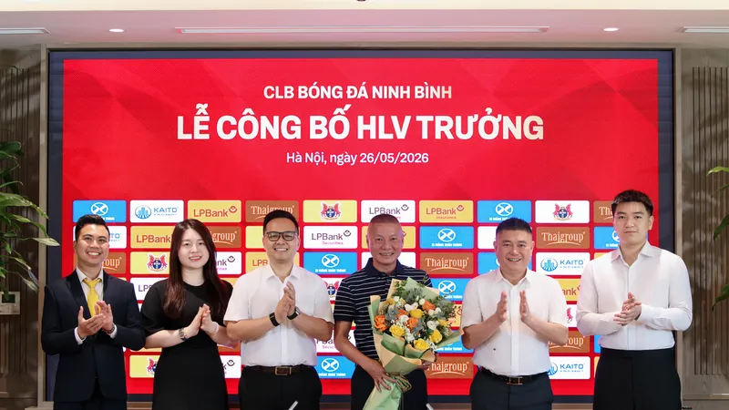 Lãnh đạo CLB Ninh Bình chúc mừng tân HLV trưởng Chu Đình Nghiêm.