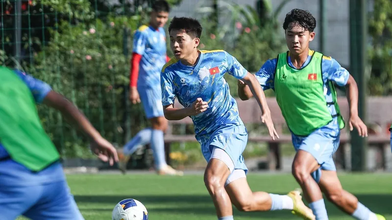 U19 Việt Nam tích cực chuẩn bị trước ngày sang Indonesia. Ảnh: ĐOÀN NHẬT