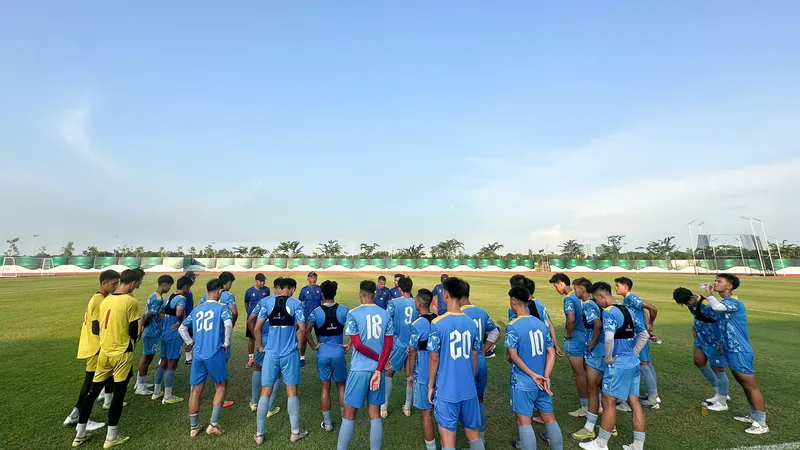 Buổi tập đầu tiên diễn ra dưới điều kiện thời tiếng nắng nóng và cả đội phải nhanh chóng thích nghi. Ảnh: ĐOÀN NHẬT