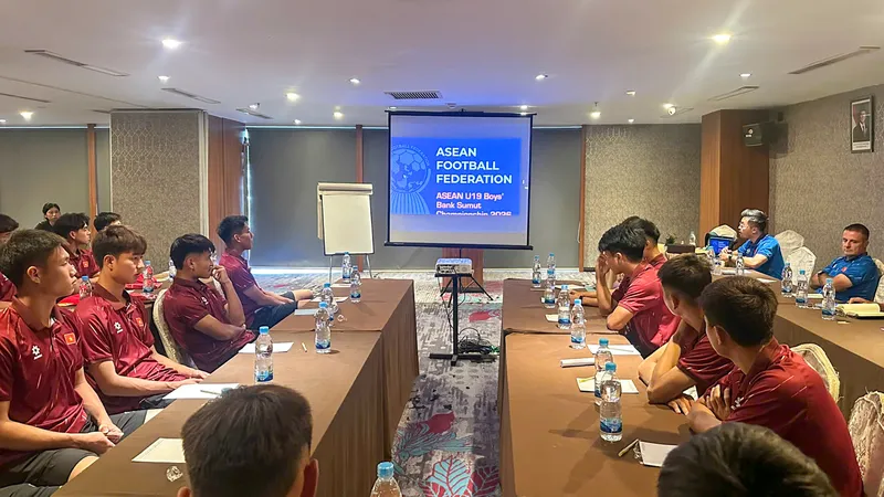Toàn đội tham dự cuộc họp của AFF về phòng chống tiêu cực trong trong đá và bảo vệ cầu thủ trẻ. Ảnh: ĐOÀN NHẬT