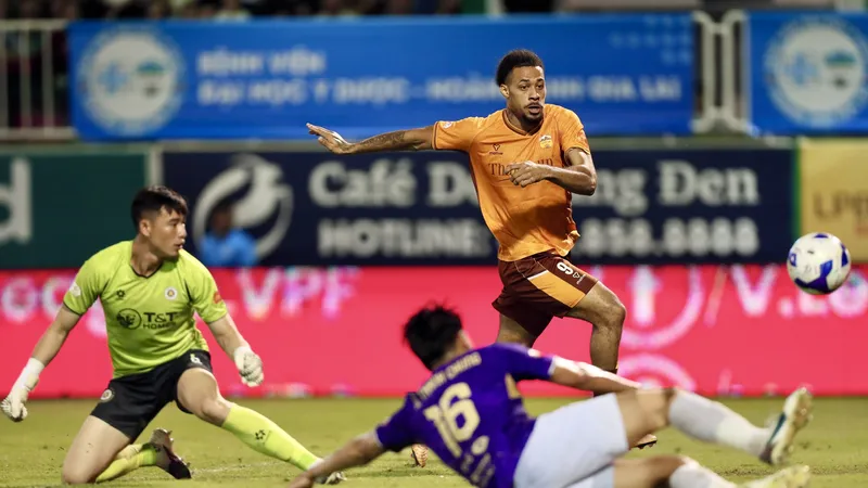 Trận đấu đầy thất vọng của hàng phòng ngự Hà Nội FC. Ảnh: MINH TRẦN