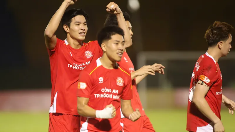 Niềm vui của cầu thủ Công an TPHCM sau bàn gỡ 1-1 vào cuối trận. Ảnh: ĐÌNH VIÊN