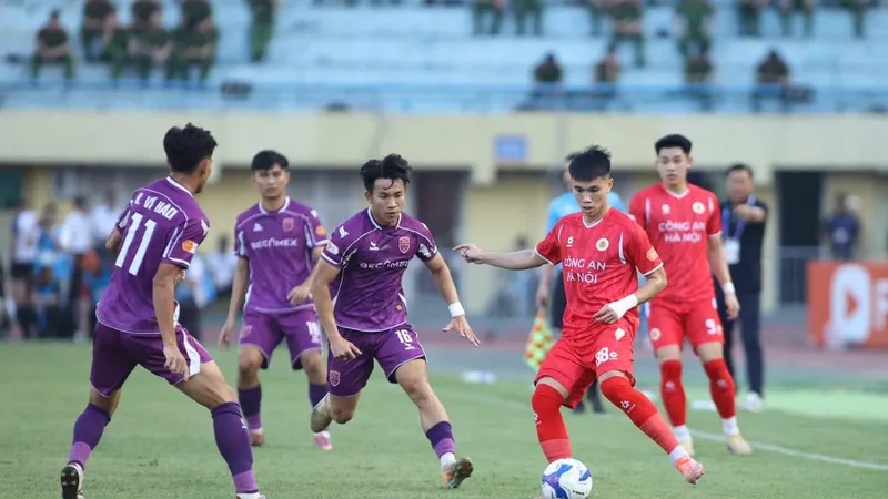 Trượt dài phong độ từ đầu giai đoạn 2, Becamex TPHCM không còn quyền tự quyết tranh trụ hạng ở lượt trận cuối. Ảnh: PVF