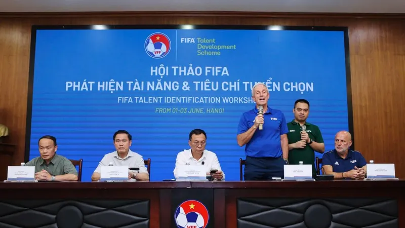 Giảng viên FIFA Eric Abraham bày tỏ vui mừng khi trở lại Việt Nam..