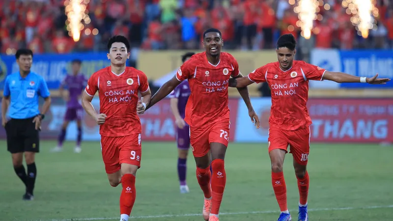 Bộ ba "sát thủ" của CLB CAHN: Đình Bắc, Alan Sebastiao và Artur. Ảnh: VPF