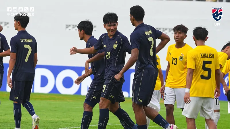Các cầu thủ U19 Thái Lan thể hiện sức mạnh qua trận ra quân thắng U19 Brunei 9-0. Ảnh: FAT