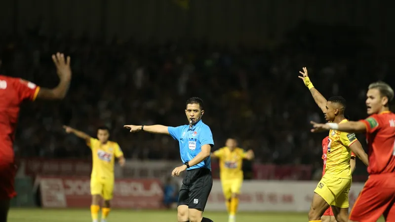 Trọng tài Tuan Mohd Yaasin điều hành trận Thanh Hóa - CAHN năm 2023. Ảnh: VPF