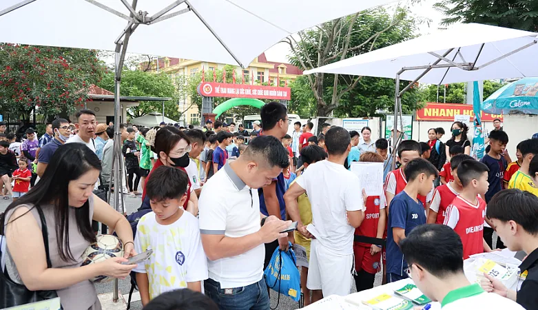 Các thí sinh và phụ huynh đến đăng ký tuyển sinh.