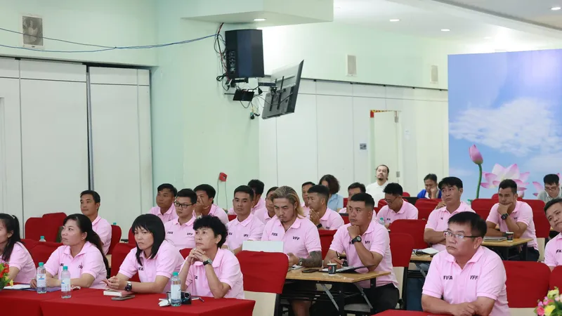 Đông đảo HLV các CLB nam và nữ tham dự buổi hội thảo. 
