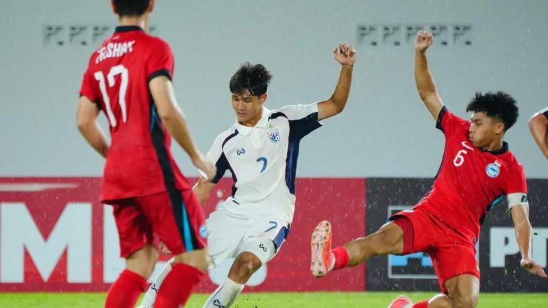 U19 Thái Lan tiếp tục củng cố ngôi đầu bảng B sau chiến thắng 4-0 trước U19 Singapore. Ảnh: FAT